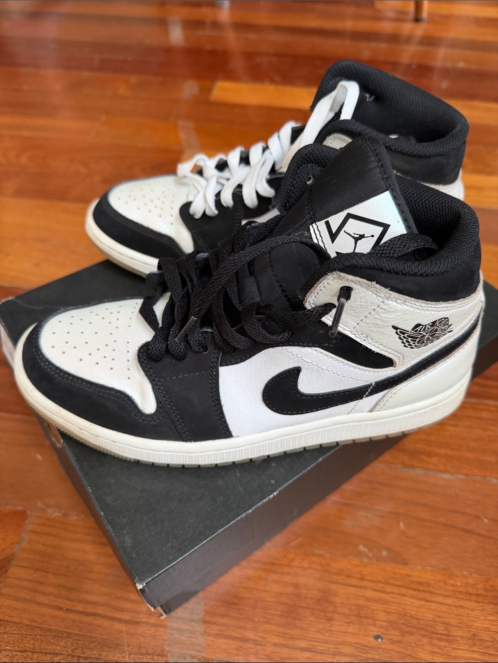 Jordan Air Jordan 1 Mid SE - White, Black, Gold Accents